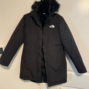 Girls The Northface Black coat. Used twice. Size 14/16 XL kids